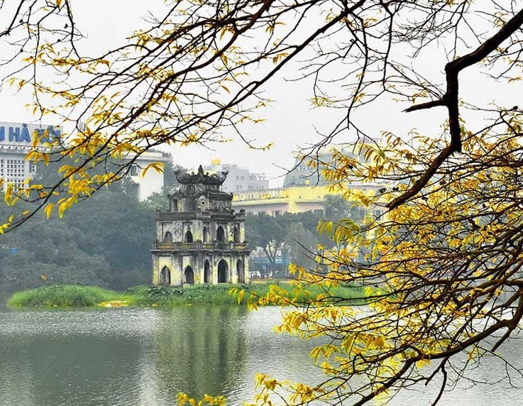 Hoàn Kiếm Lake (Guom Lake) in the heart of Hanoi Old Quarter