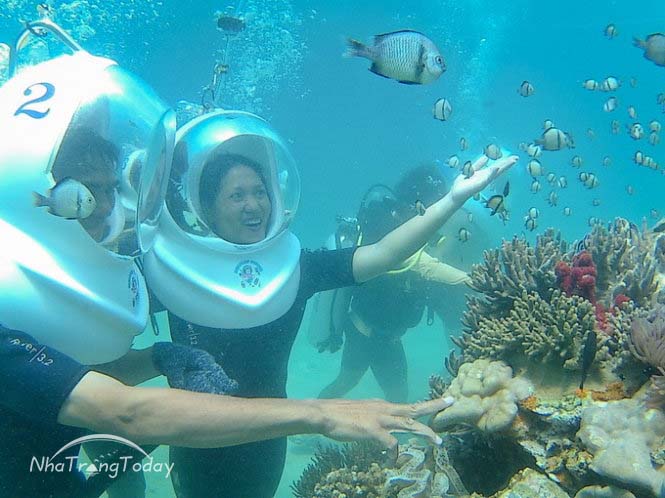 Diver walking on the seabed with a helmet during the Nha Trang Sea Walking Tour